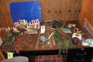 lot 75 image: Lot of Assorted Garden and Decorative Items Including Foliage and Accessories