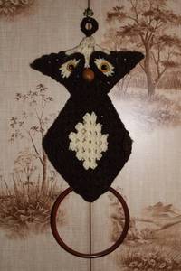 lot 79 image: Vintage Brown and Cream Owl Hanging Decor with Wooden Ring