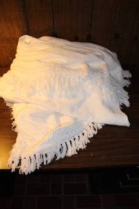 lot 98 image: Elegant White Woven Throw Blanket with Fringe