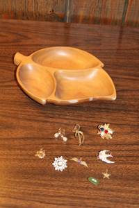 lot 140 image: Wooden Leaf Dish with Collection of Vintage Brooches and Pins