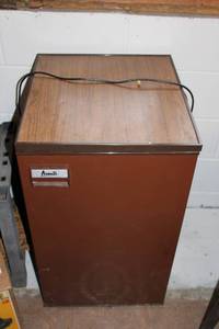 lot 157 image: Avanti Compact Refrigerator with Top Freezer