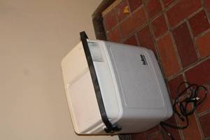 lot 174 image: Igloo Kool Cruiser Electric Cooler with ACDC Converter
