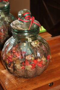lot 177 image: Decorative Glass Pumpkin Jar with Potpourri