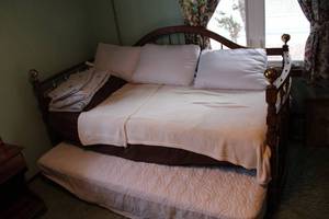 lot 179 image: Vintage Wooden Daybed with Trundle Feature and Bedding