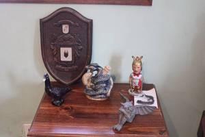 lot 213 image: Collection of Vintage Home Decor Including Figurines and Artifacts