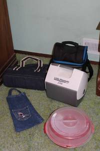 lot 216 image: Set of 3 Insulated Lunch Bags and Accessories