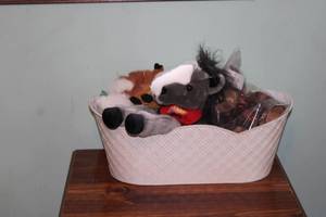 lot 220 image: Collection of 5 Plush Stuffed Animals with Basket