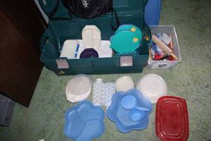 lot 225 image: Kitchen Storage Containers and Utensils Set
