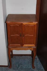 lot 230 image: Vintage Wooden Jewelry Box with Mirror and Accessories