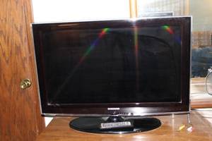 lot 234 image: Samsung 32-Inch LCD TV Model LN32D450G1D with Remote Control