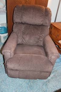 lot 239 image: Comfortable Recliner Chair with Plush Upholstery