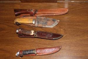 lot 251 image: Collection of 4 Vintage Knives with Leather Sheaths