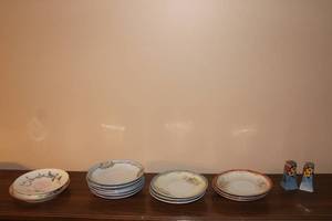 lot 256 image: Set of 9 Vintage Floral Plates and Ceramic Salt and Pepper Shakers