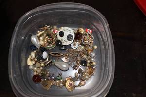 lot 281 image: Lot of Vintage Jewelry and Collectibles