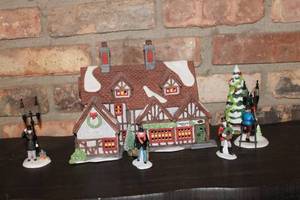 lot 292 image: Department 56 Dickens Village Series Asbury Inn with 5 Figurines and Christmas Tree