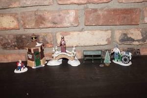 lot 302 image: Set of 6 Charming Holiday Village Figurines - Winter Scene Decor