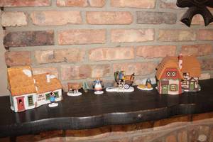 lot A-304 image: Set of 6 Department 56 Dickens Village Collectibles