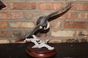 lot 316 image: Franklin Mint 1988 Peregrine Falcon Figurine on Wooden Base