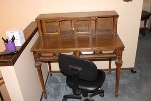 lot 320 image: Vintage Wooden Desk with Hutch and 2 Drawers