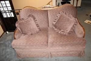 lot 321 image: Vintage Two-Seater Loveseat with Decorative Pillows and Wooden Backrest