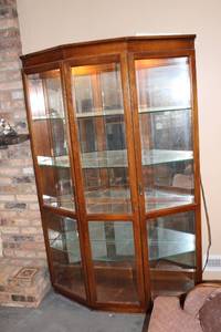 lot 322 image: Vintage Glass Display Cabinet with Wooden Frame and Lighting