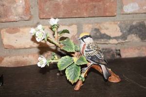 lot 324 image: RSPB Limited Edition Figurine of a Bird on a Flowering Branch