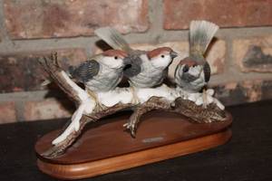 lot 327 image: Ceramic Sculpture of 3 Sparrows on a Branch by G. DAuria, Made in Italy