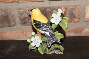 lot 343 image: American Goldfinch Porcelain Figurine by Crier