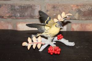 lot 346 image: Limited Edition Siskin Bird Figurine Crafted in Japan by The Franklin Mint