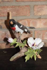 lot 350 image: Limited Edition Audubon Society Rose-Breasted Grosbeak Figurine with Flower Base