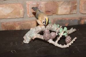 lot 352 image: RSPB Decorative Ceramic Bird Figurine on Pine Cone Branch