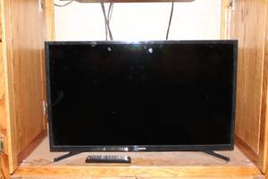 lot 363 image: Samsung 32 LED TV with Remote