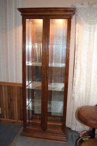 lot 391 image: Elegant Wood Display Cabinet with Glass Shelves and Lighting