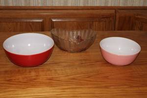 lot 408 image: Set of 3 Vintage Pyrex Mixing Bowls with Glass Fruit Bowl