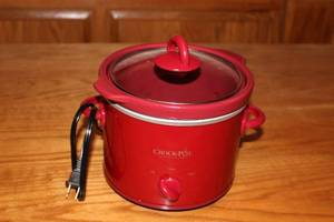 lot 412 image: Crock-Pot 2.5 Quart Slow Cooker in Red