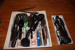 lot 413 image: Assorted Kitchen Utensils Collection - Spatulas, Graters, Tongs, and More