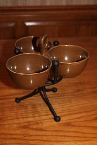 lot 418 image: Set of 3 Brown Serving Bowls with Metal Holder