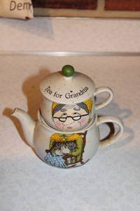 lot 419 image: Vintage Tea Set for Grandma with Teapot and Cup