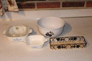 lot 420 image: Collection of 4 Vintage Kitchenware Pieces - Casserole Dish, Bowl, and Serving Tray