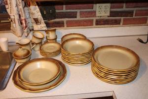lot 425 image: Complete Set of Vintage Omihachiman Whole Wheat Dinnerware - Service for 12