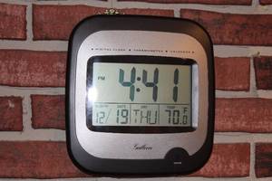 lot 429 image: Galleon Digital Clock with Thermometer and Calendar