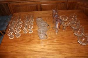 lot 433 image: Mixed Collection of Glassware Including 10 Stemmed Goblets, 3 Mugs, and 4 Flutes