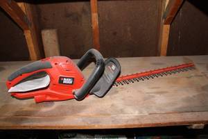lot 442 image: Black & Decker Cordless Hedge Trimmer with Instruction Manual