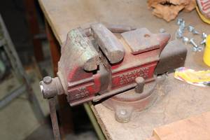 lot 444 image: Used Vintage Bench Vise No. 350 by Husky with Original Paint