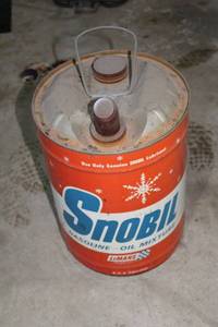 lot 448 image: Vintage Snobil Gasoline-Oil Mixture Can - 6 U.S. Gallons
