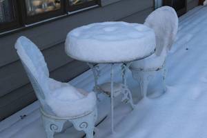 lot 464 image: Outdoor Iron Patio Furniture Set - Table and 2 Chairs