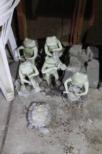 lot 466 image: Group of 5 Decorative Frog Statues Playing Instruments