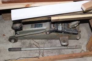 lot 467 image: Used Hydraulic Floor Jack with Handle