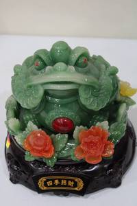lot 56 image: Style Fortune Frog with Floral Accents