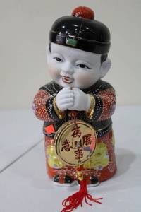 lot 92 image: Vintage Ceramic Asian Figurine with Coin Motif